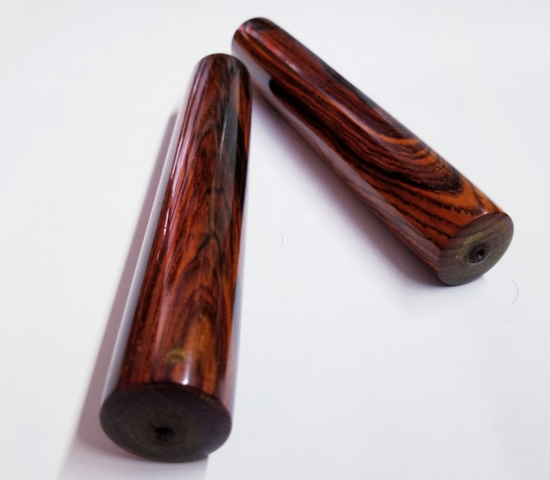 (imagen para) CLAVES MADERA DURA MEDIANAS 2.5x17cm LACA NATURAL, FINAS (PAR)