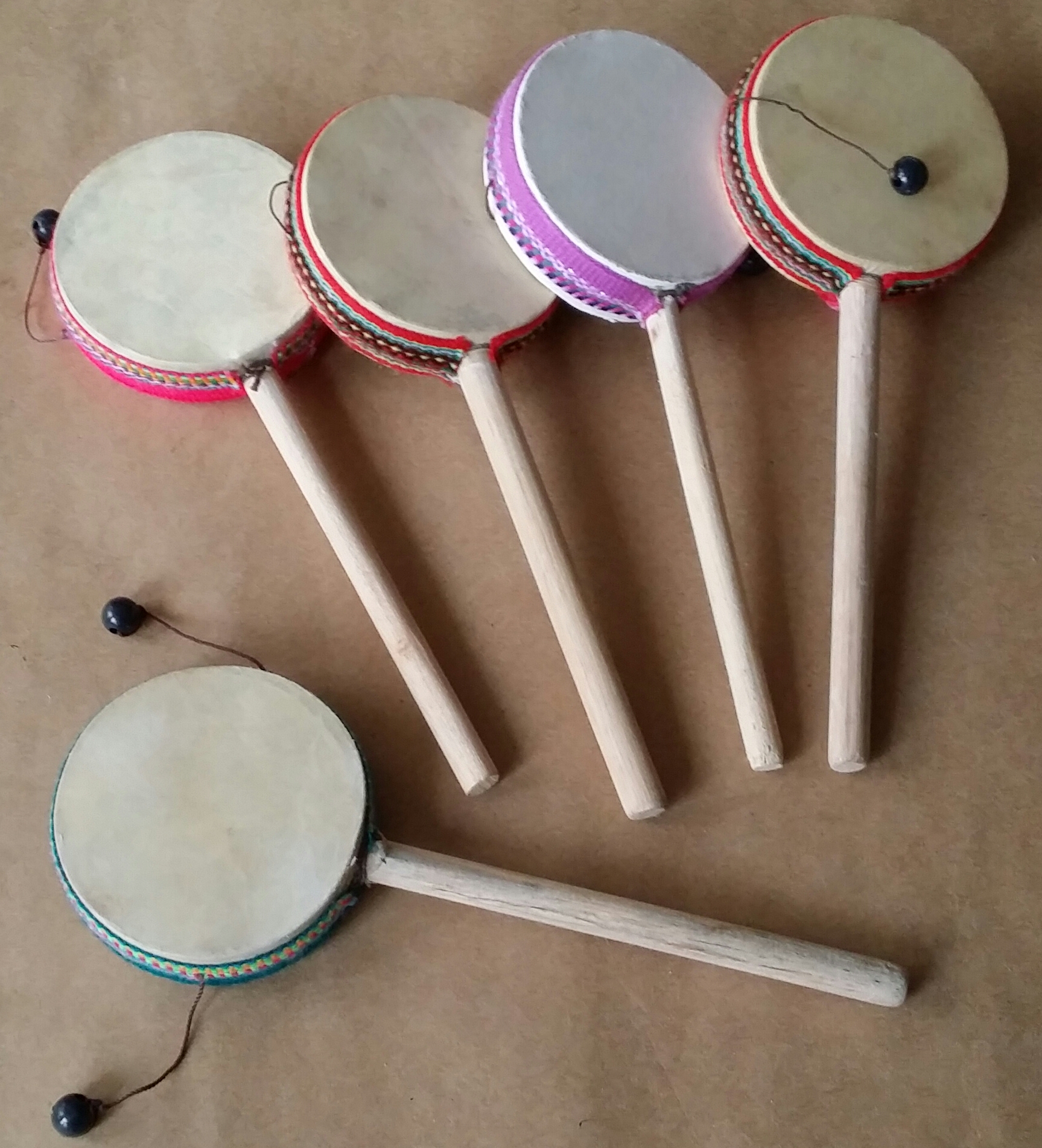 (imagen para) TAMBORIL C/MANGO 2 PIELES, 2 HILOS CON CANICA, CINTA BORDADA 2.5