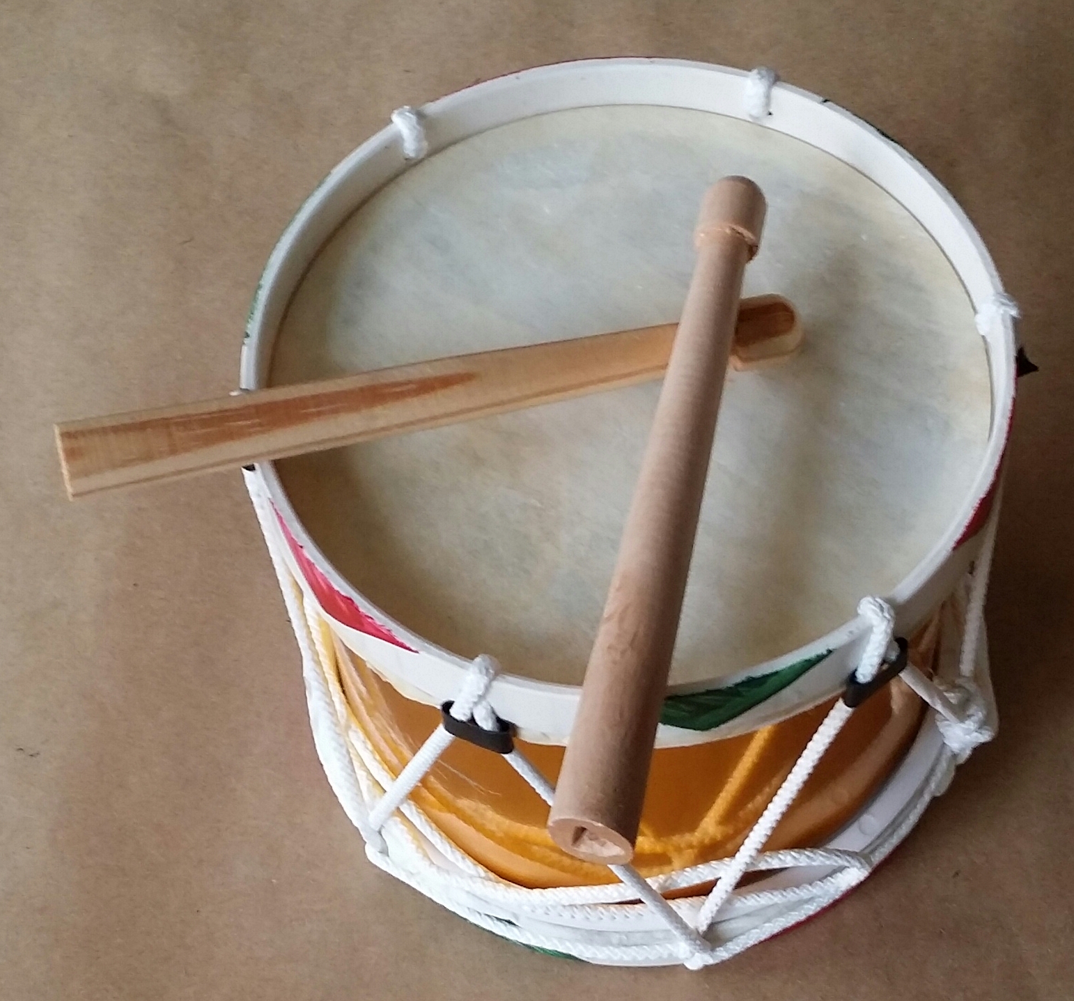 (imagen para) TAMBORCITO 6" LAMINA C/PAPEL COLORES, PIEL C/ BAQUETAS