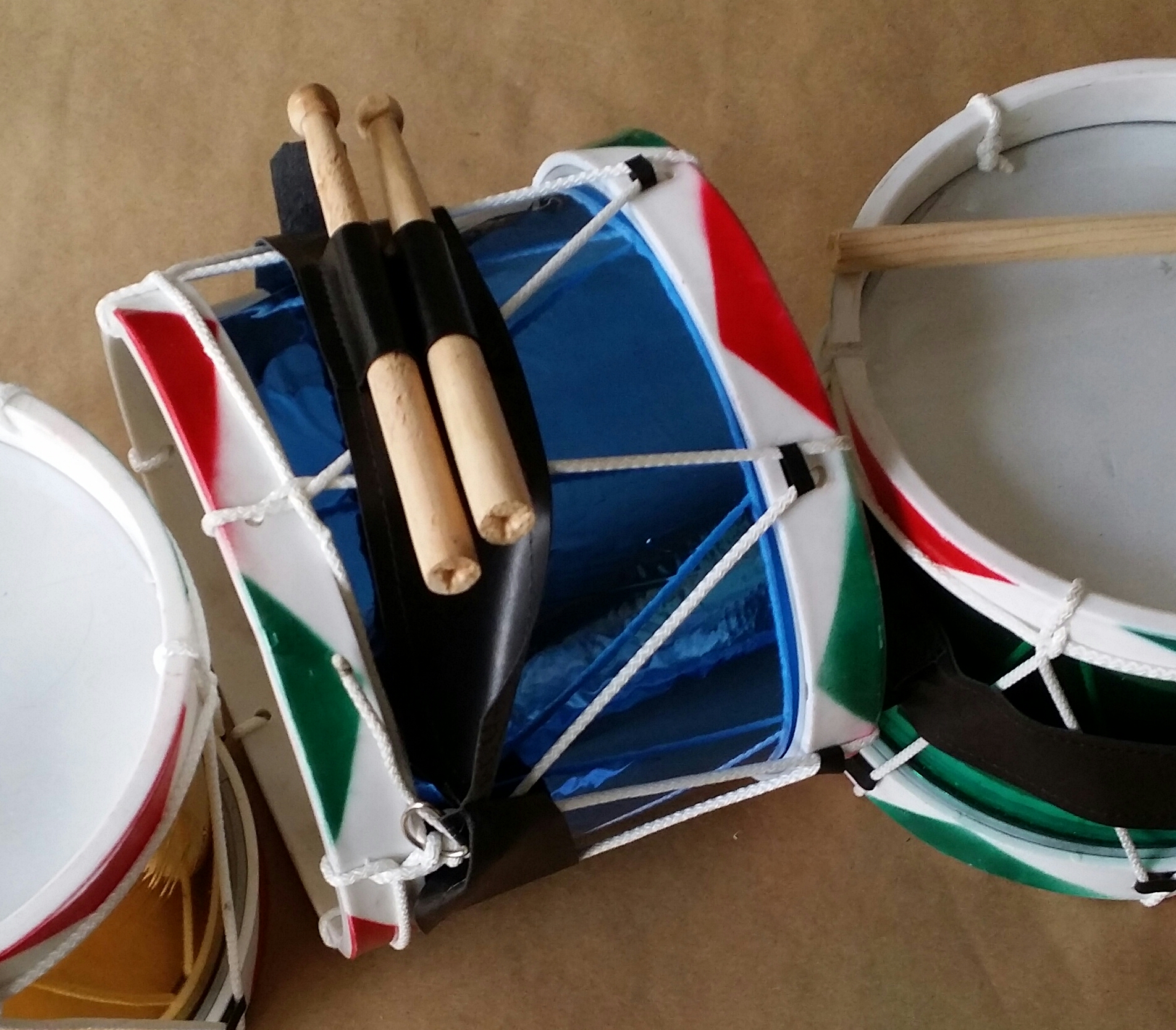 (imagen para) TAMBORCITO 8" LAMINA C/PAPEL COLORES, PIEL C/ BAQUETAS