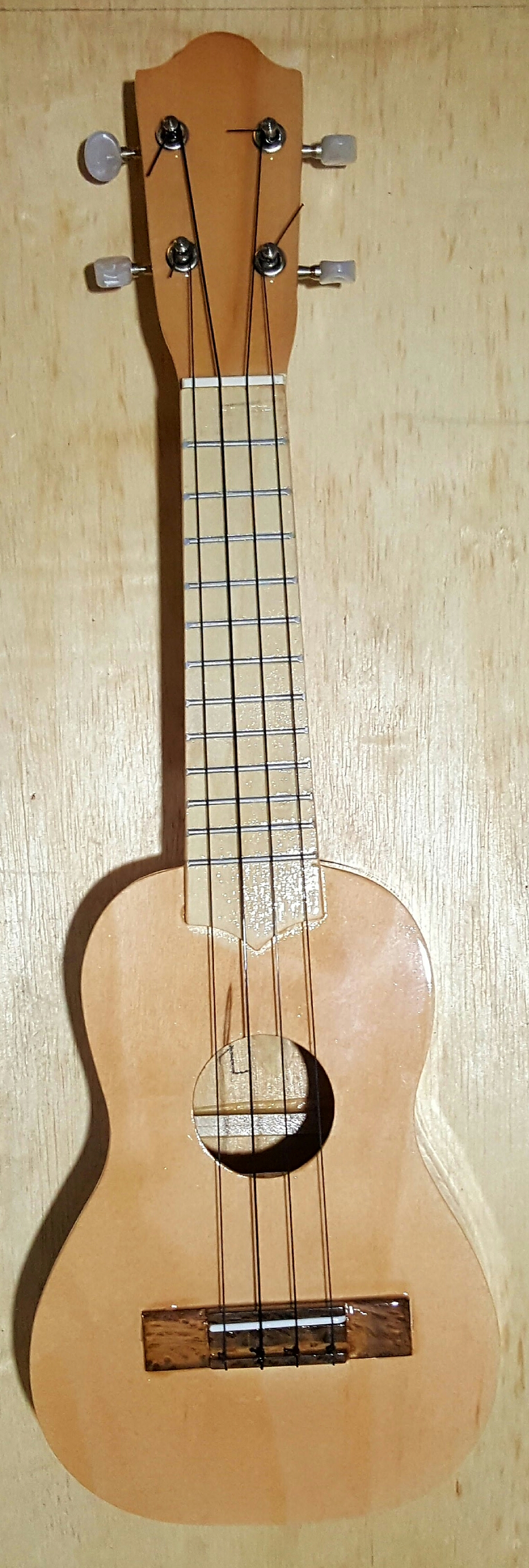 (imagen para) Ukulele 21" de madera natural, nacional (pc)
